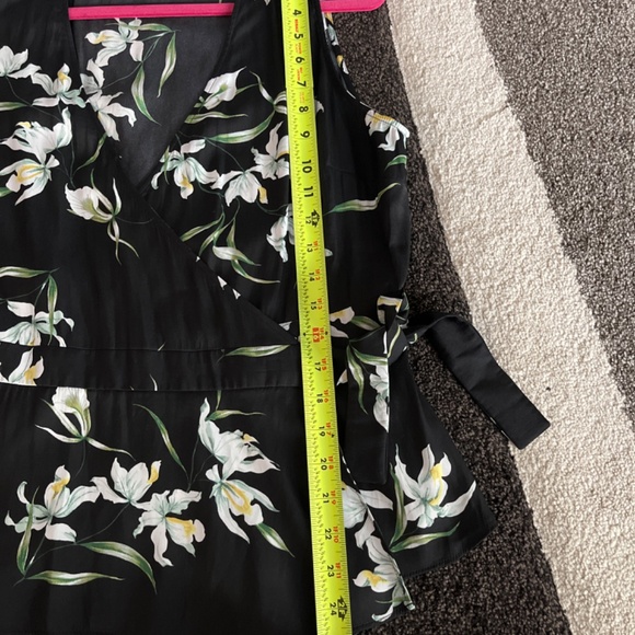 Sleeveless wrap top - Picture 2 of 6